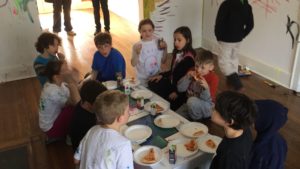 kids eating pizza after painting party